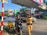 Thêm trường hợp nào xe máy "kẹp 3" mà không bị phạt? (Đề xuất)