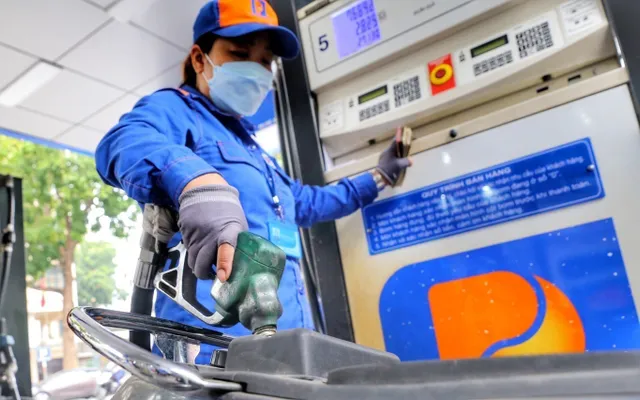 Giá xăng ngày 29/8/2024 tiếp tục được điều chỉnh giảm