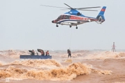 Huy động máy bay trực thăng hỗ trợ vận chuyển lương thực cho người dân vùng bị chia cắt