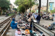 Yêu cầu Hà Nội xử lý nghiêm việc kinh doanh, buôn bán trong hành lang an toàn đường sắt