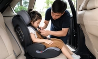Từ ngày 15/8/2026, chở trẻ em trên ô tô không có ghế an toàn bị phạt cảnh cáo