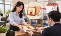 Người bị hủy quyết định khen thưởng phải nộp lại hiện vật và tiền thưởng trong 15 ngày làm việc
