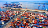 Phí trọng tải tàu, thuyền tại cảng, bến thủy nội địa là 165 đồng/tấn cho mỗi lượt ra, vào