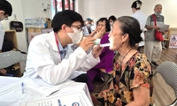 Người cao tuổi, người khuyết tật nặng được khám sức khỏe định kỳ tại nhà khi cần thiết