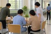 Người thân có được thăm gặp, chăm sóc người đang chấp hành bắt buộc chữa bệnh không?