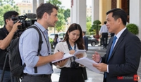 Phóng viên nước ngoài muốn tác nghiệp tại Việt Nam phải xin giấy phép như thế nào?