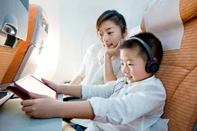 Trẻ em đi máy bay cần mang giấy tờ gì?