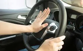 Người đi ô tô, xe máy chú ý: Bấm còi sai cách bị phạt tiền triệu!