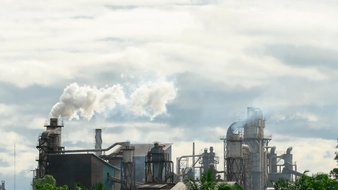 Mức thu phí đối với cơ sở xả khí thải thuộc/không thuộc đối tượng phải quan trắc từ 05/01/2025