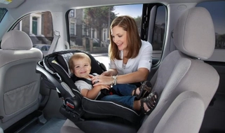 Lắp ghế an toàn cho trẻ em trên ô tô: 3 điều cha mẹ cần biết từ 01/01/2026
