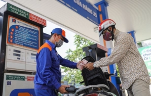 Xăng giảm giá, xuống mức thấp nhất trong gần 5 năm qua