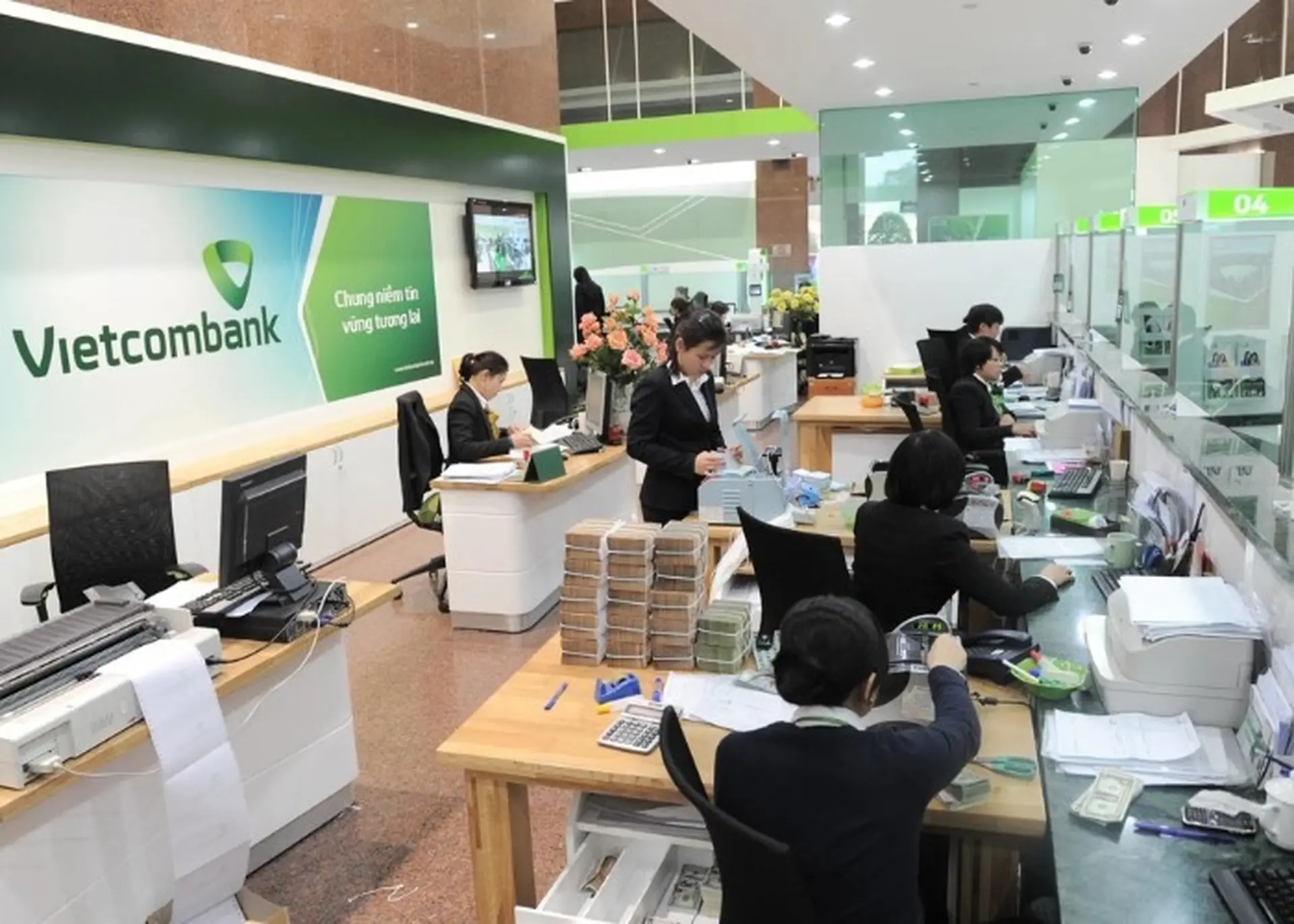 Ngân hàng thương mại được thành lập tối đa bao nhiêu phòng giao dịch?