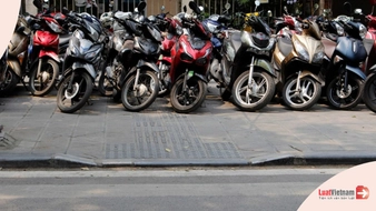 Đỗ xe máy trên vỉa hè vào quán mua hàng, có bị phạt nguội qua camera AI?