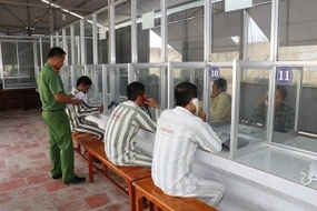Dự thảo Thông tư quy định chi tiết chế độ gặp, nhận quà và liên lạc của phạm nhân: 5 nội dung đáng chú ý