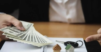 Chấp hành viên có quyền yêu cầu tạm dừng, dừng việc tổ chức đấu giá, phiên đấu giá tài sản