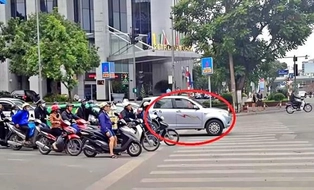 Năm 2026, hành vi đè vạch dừng đèn đỏ xe ô tô bị phạt bao nhiêu?  