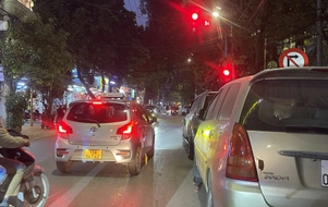 Năm 2026, ô tô vượt đèn đỏ bị phạt như thế nào?