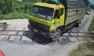 Từ 15/5/2026, ô tô vượt rào chắn đường ngang phạt đến 20 triệu đồng