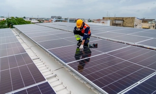 Phấn đấu có khoảng 10% cơ quan công sở và 10% hộ gia đình sử dụng điện mặt trời mái nhà