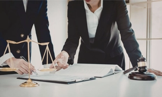 Vi phạm trong những trường hợp nào luật sư bị UBND tước chứng chỉ hành nghề?