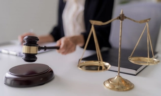 Luật sư công được hưởng lương, hỗ trợ hàng tháng và cơ chế đãi ngộ vượt trội