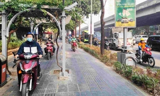Năm 2026, xe máy leo lên vỉa hè phạt bao nhiêu tiền?
