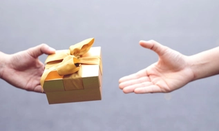 Cấm nhân viên thu hồi nợ nhận tiền, quà từ khách hàng