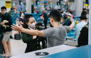 Persons on exit to face fines up to VND 50 million for undeclared cash, gold items