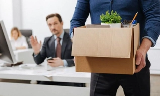 Vợ hoặc chồng vi phạm pháp luật, viên chức được xem xét cho từ chức