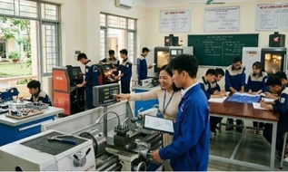 Từ 10/08/2026, giáo viên trung học nghề dạy kiến thức THPT phải thực hiện 595 giờ chuẩn/năm học
