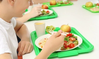 Thủ tướng yêu cầu xử lý nghiêm hành vi “cắt xén” suất ăn học đường