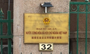 Biển hiệu cơ quan đại diện Việt Nam phải có kích thước tối thiểu 450 x 350 mm 