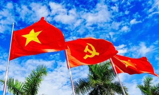 Quốc kỳ treo ngoài trời tại cơ quan đại diện phải có đèn chiếu sáng khi trời tối 