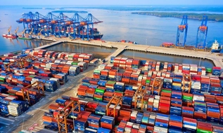 Phí trọng tải tàu, thuyền tại cảng, bến thủy nội địa là 165 đồng/tấn cho mỗi lượt ra, vào