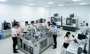 Quy định về thẩm quyền quyết định tiêu chuẩn, định mức sử dụng máy móc, thiết bị tại các đơn vị thuộc Bộ Giáo dục và Đào tạo như thế nào?