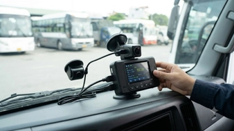 Có được tích hợp thiết bị giám sát hành trình và camera trên xe kinh doanh vận tải vào cùng một thiết bị không?