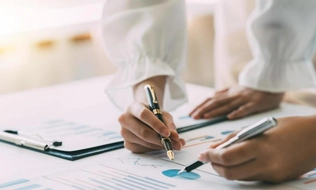 Chuyên gia đánh giá hệ thống quản lý, chứng nhận sản phẩm phải được đào tạo chuyên môn như thế nào?