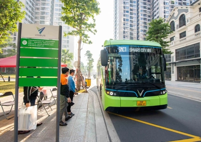 All public transport vehicles in Hanoi, Ho Chi Minh City to use clean energy by 2030
