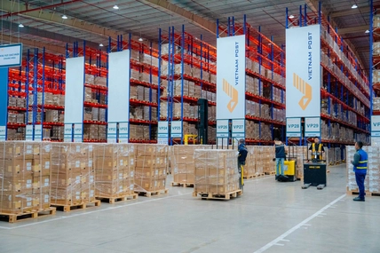 Ministry proposes lowering tax exemption threshold to VND 100,000 for imports amid e-commerce boom