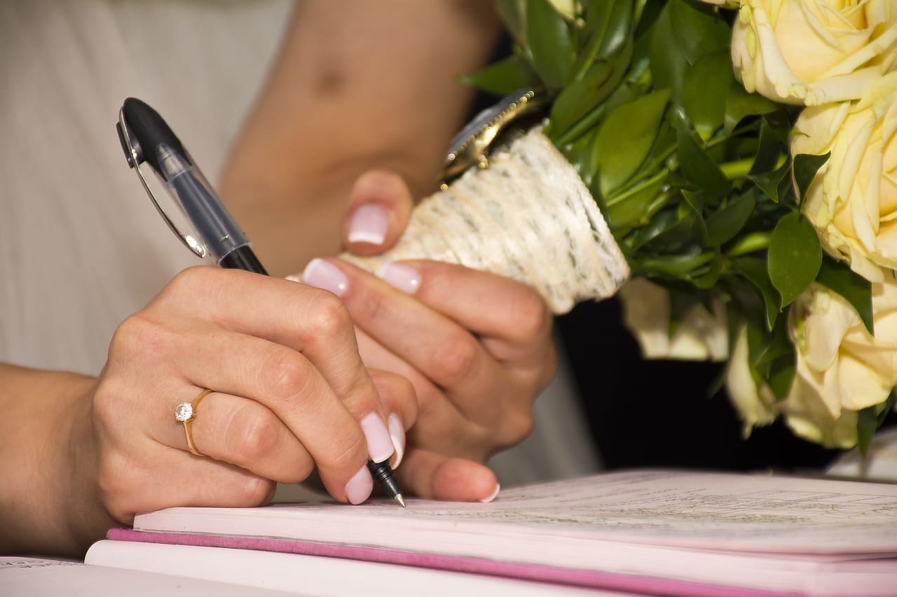 Đã đăng ký kết hôn ở nước ngoài có phải đăng ký lại ở Việt Nam?