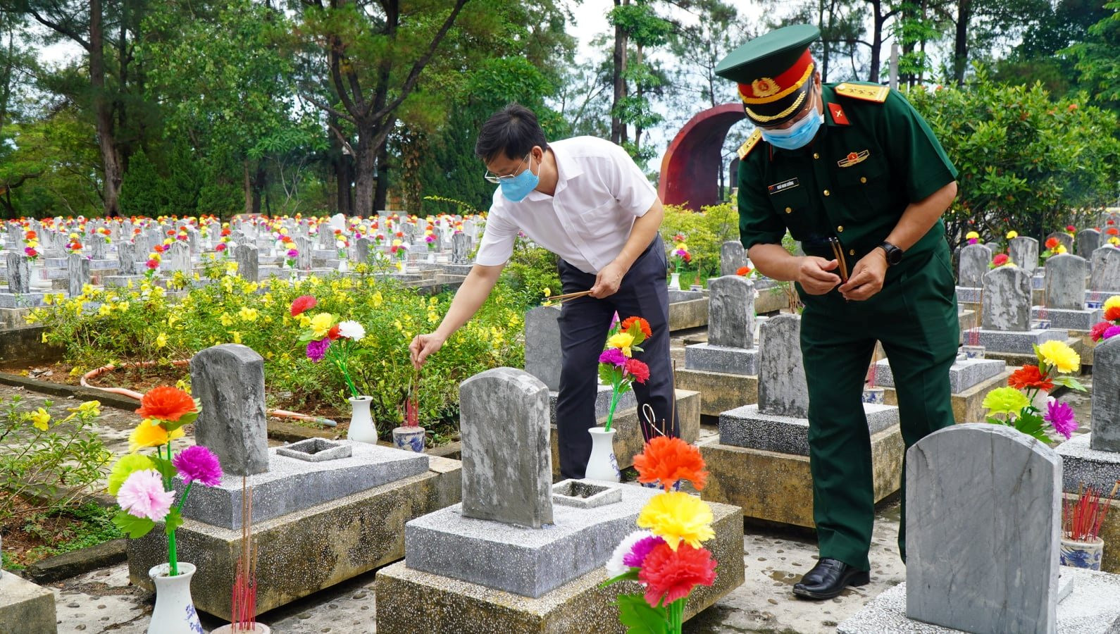 Người lao động là con của thương binh liệt sĩ có được thưởng ngày thương binh liệt sĩ không?