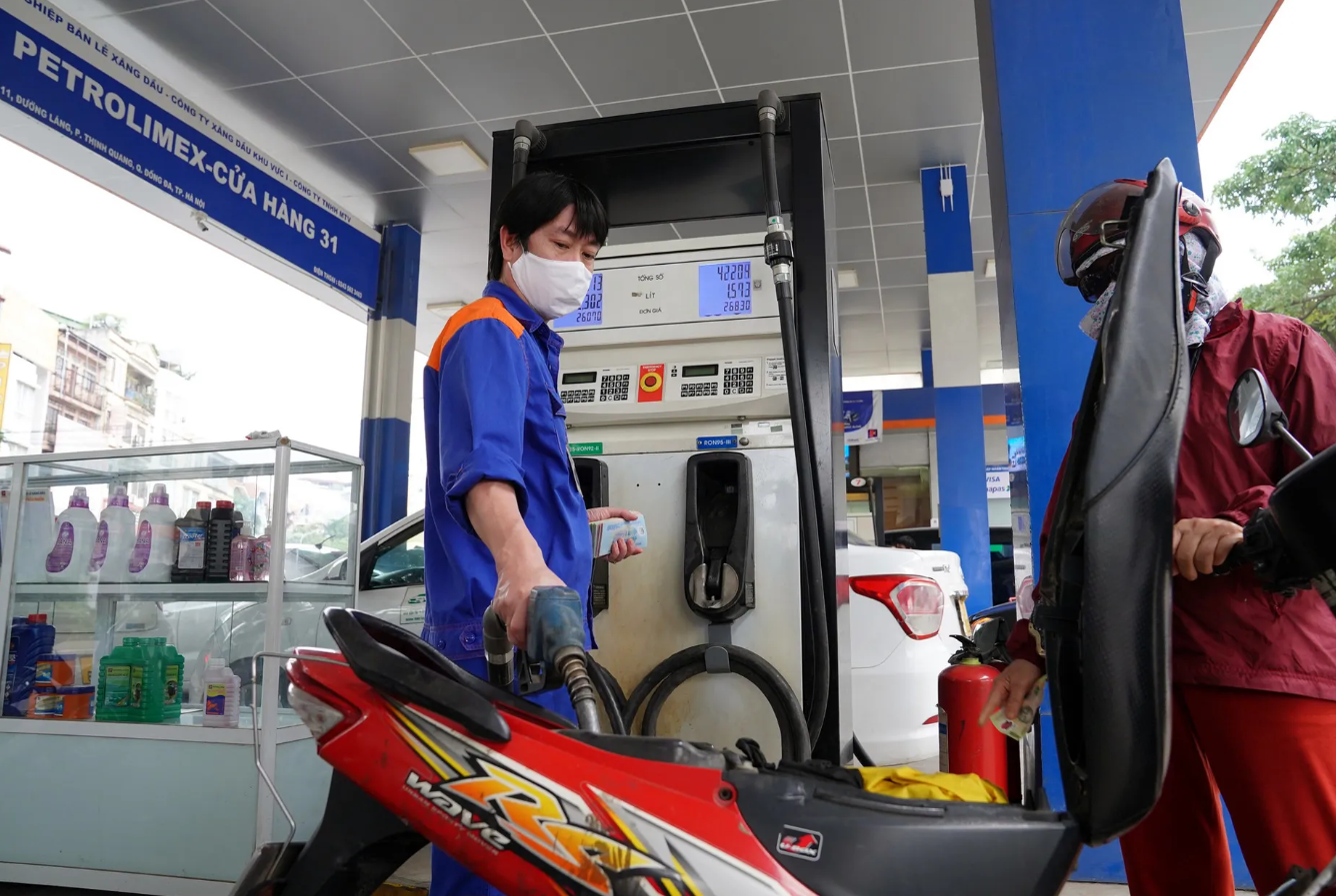 Giá xăng dầu tăng đồng loạt từ 15h chiều ngày 15/4/2025 Giá xăng dầu tăng đồng loạt từ 15h chiều ngày 15/4/2025