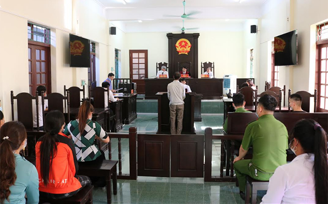 Mot-nguoi-co-the-vua-dai-dien-vua-bao-ve-quyen-loi-trong-vu-an-hanh-chinh-duoc-khong