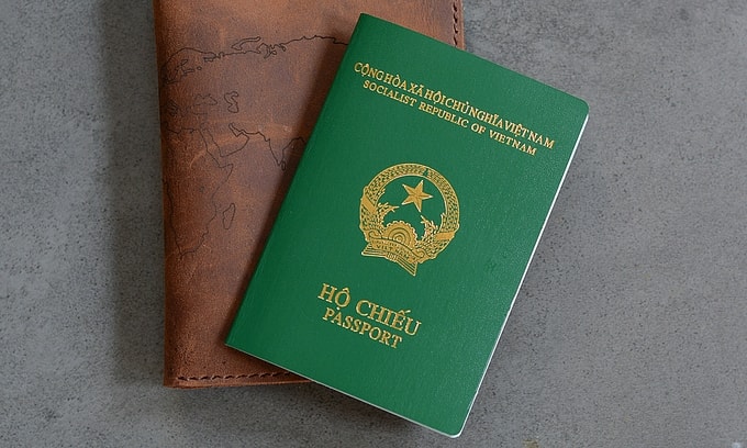 Làm giả giấy tờ hoặc khai gian để xin quốc tịch Việt Nam có thể bị truy cứu hình sự
