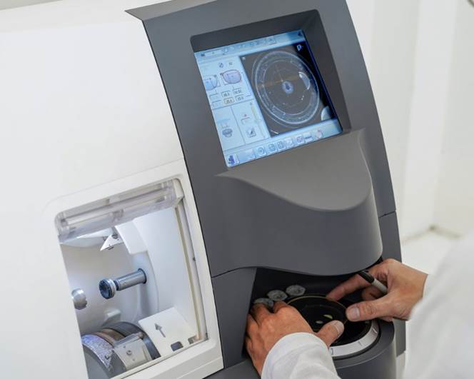 Tròng kính mắt trước khi cắt đều trải qua quy trình kiểm định chất lượng nghiêm ngặt