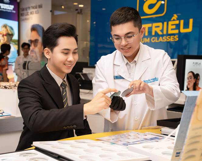 Chính sách bảo hành vượt trội là điều khiến khách hàng hài lòng khi mua kính tại Hải Triều