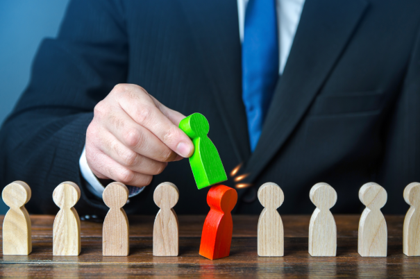 Thay thế ngay cán bộ yếu kém, uy tín thấp, sai phạm, không chờ hết nhiệm kỳ