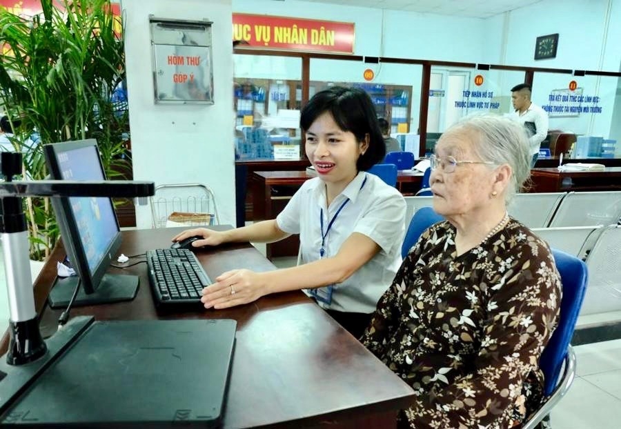 Hà Nội hỗ trợ phí dịch vụ ngân hàng cho đối tượng an sinh xã hội