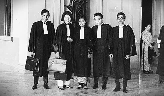 trang-phuc-luat-su-1975