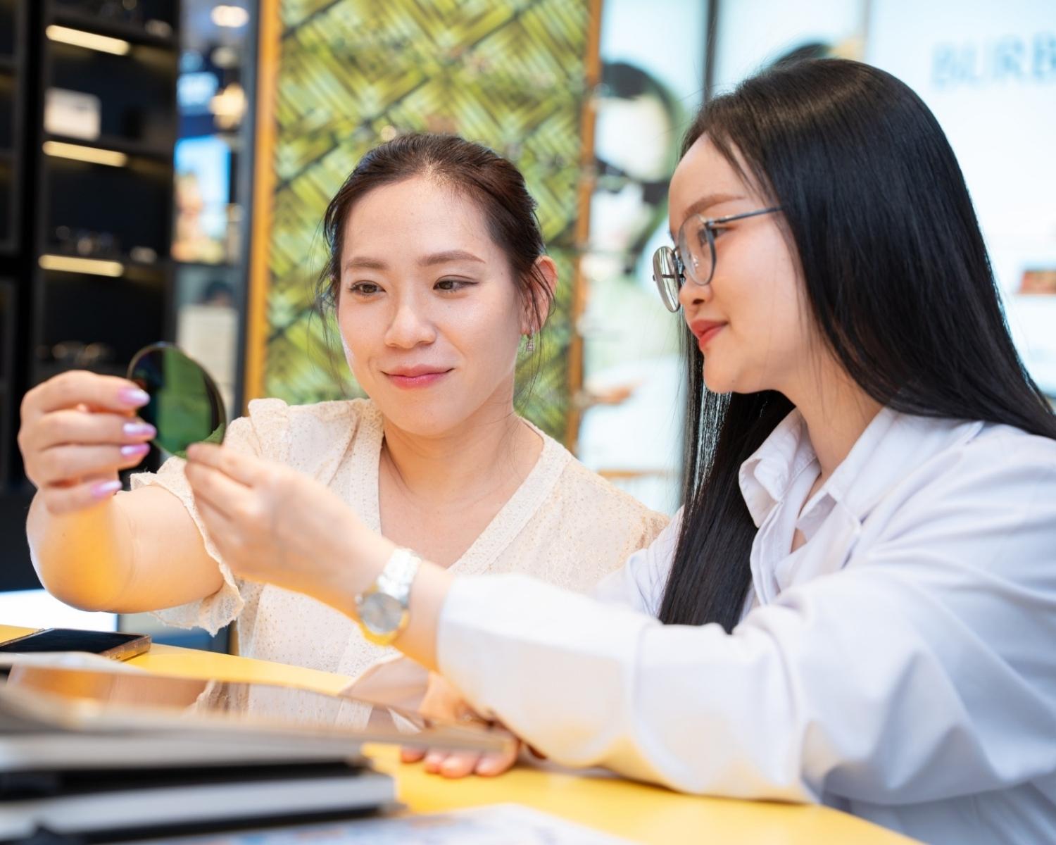 Giá tròng kính chính hãng